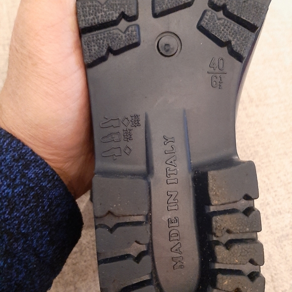 Made in italy ladies boots. Sz::6.5 rubber made. Like new. - Picture 7 of 8